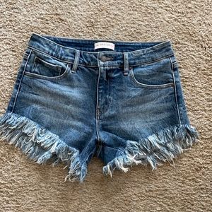 Daisy Duke vibes in these Guess cutoffs 😍